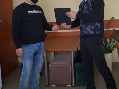 Burmistrz Tychowa wręcza nagrodę Arkadiuszowi Jeremicz.