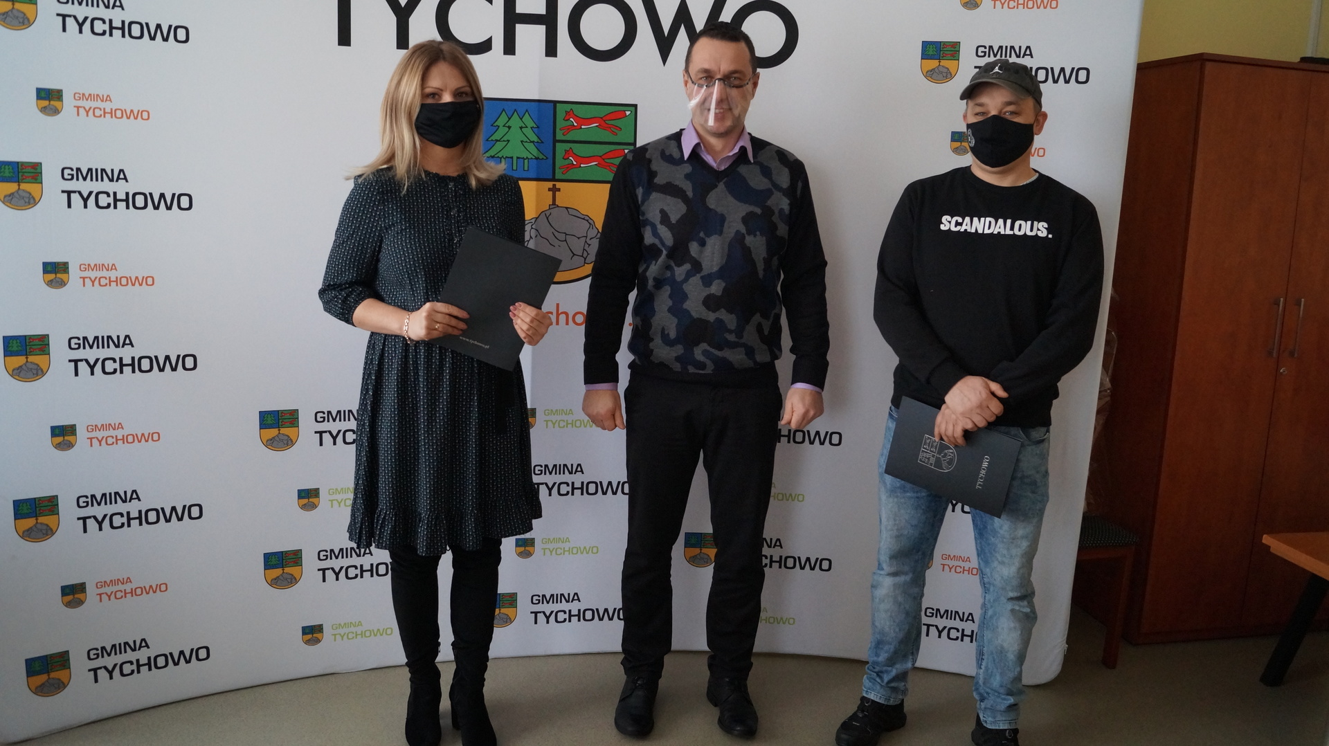 Na zdjęciu Dyrektor Szkoły Podstawowej Katarzyna Kalbarczyk, Burmistrz Tychowa Robert Falana oraz Arkadiusz Jeremicz wręczenie nagrody w konkursie