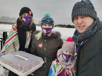 Na zdjęciu wolontariusze WOŚP, burmistrz Robert Falana z rodziną.