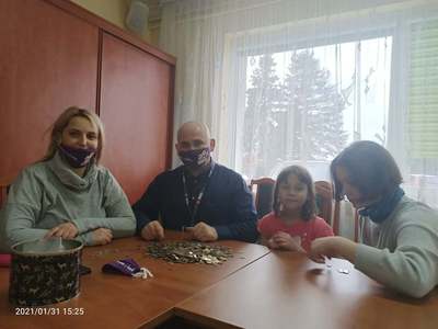 Na zdjęciu wolontariusze WOŚP, zastępca burmistrza Jacek Rudziński z rodziną.