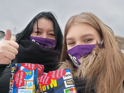  Na zdjęciu wolontariuszki trzymające puszki WOŚP.