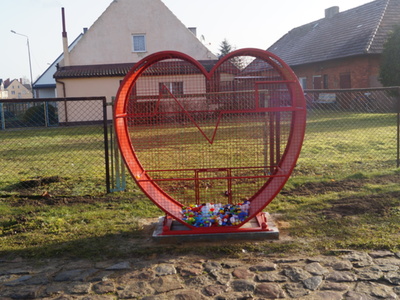 Na zdjęciu pojemnik na plastikowe nakrętki w kształcie serca zamontowany w Tychowie koło BS.
