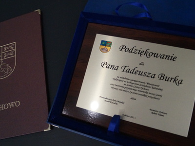 Na zdjęciu podziękowania dla Pana Tadeusza Burka.