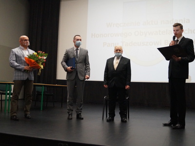 Na zdjęciu od prawej Przewodniczący Rady Miejskiej Paweł Kowalski, Pan Tadeusz Burek, burmistrz Robert Falana, zastępca burmistrza Jacek Rudziński.