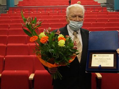 Na zdjęciu Pan Tadeusz Burek w ręku trzyma kwiaty oraz podziękowania.