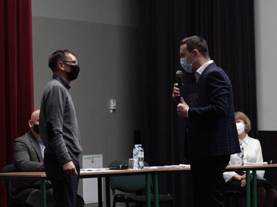 Na zdjęciu Pan burmistrz Robert Falana wręcza nominację dla nowego sołtysa sołectwa Bukówko Panu Arturowi Rynkunowi