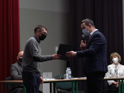 Na zdjęciu Pan burmistrz Robert Falana wręcza nominację dla nowego sołtysa sołectwa Bukówko Panu Arturowi Rynkunowi.