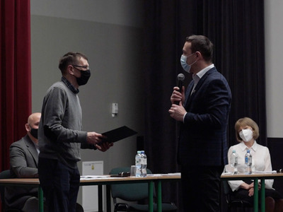 Na zdjęciu Pan burmistrz Robert Falana wręcza nominację dla nowego sołtysa sołectwa Bukówko Panu Arturowi Rynkunowi.