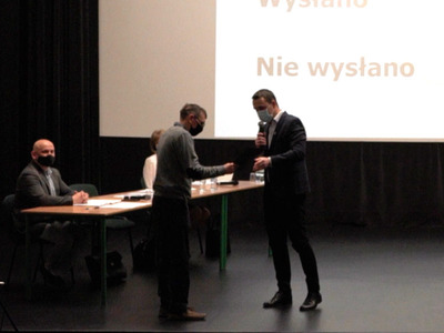 Na zdjęciu Pan burmistrz Robert Falana wręcza nominację dla nowego sołtysa sołectwa Bukówko Panu Arturowi Rynkunowi.