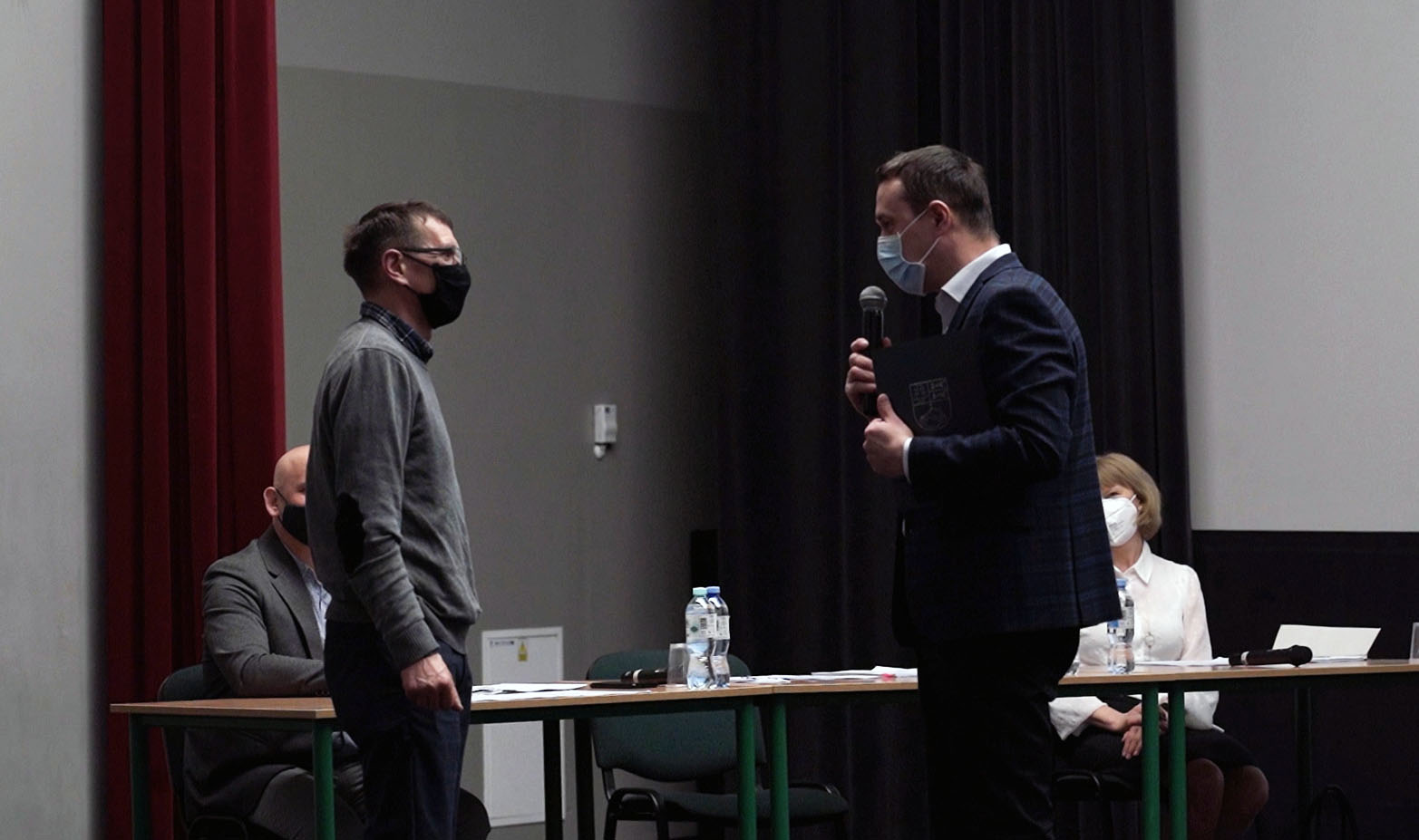 Na zdjęciu Pan burmistrz Robert Falana wręcza nominację dla nowego sołtysa sołectwa Bukówko Panu Arturowi Rynkunowi