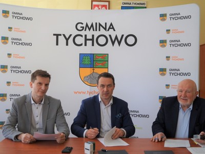 Umowę podpisują , od lewej: Paweł Kowalski, Robert Falana i Ryszard S. Kowalski