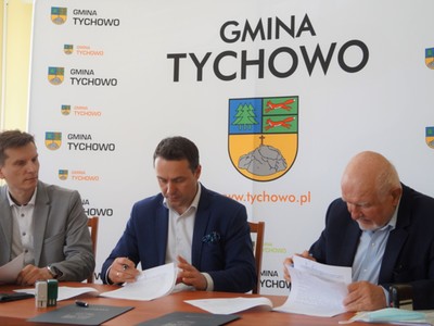 Umowę podpisują , od lewej: Paweł Kowalski, Robert Falana i Ryszard S. Kowalski