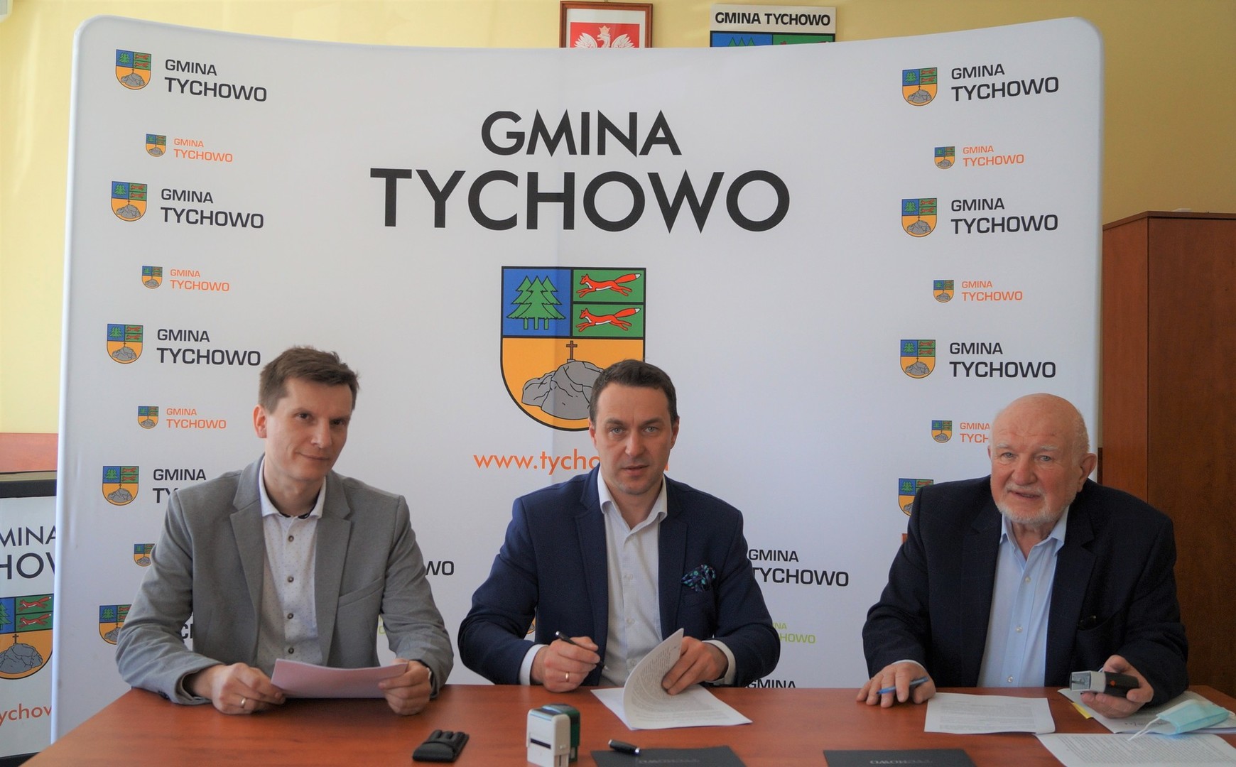Umowę podpisują , od lewej: Paweł Kowalski, Robert Falana i Ryszard S. Kowalski