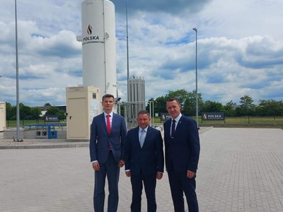 Na zdjęciu od lewej Przewodniczący RM Paweł Kowalski, Dyrektor OZG w Koszalinie Krzysztof Nieckarz, Burmistrz Tychowa Robert Falana, w tle stacja regazyfikacj LNG w Tychowie.