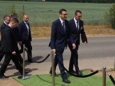 Na zdjęciu Członek Zarządu PSG Jakub Kowalski, Wiceminister Paweł Szefernaker, Premier Mateusz Morawiecki oraz Burmistrz Tychowa Robert Falana.