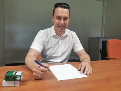 Na zdjęciu Burmistrz Tychowa Robert Falana podpisuje porozumienie.