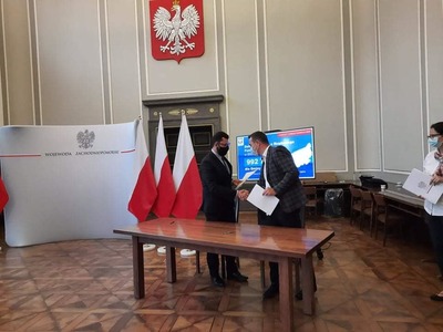 Podpisanie umowy o dofinansowanie na drogę w Starym Dębnie.