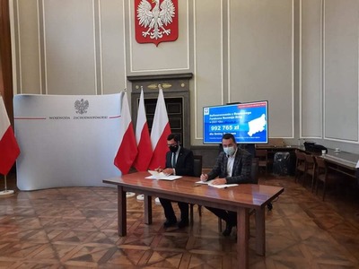 Podpisanie umowy o dofinansowanie na drogę w Starym Dębnie.