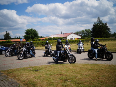 Na zdjęciu uczestnicy Rajdu Pomorza. Wyjeżdżają motocyklami z obowiązkowego punktu kontrolnego.