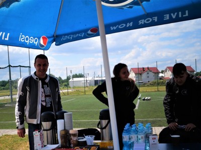 Na zdjęciu od lewej Burmistrz Tychowa oraz uczestniczy Rajdy Pomorza