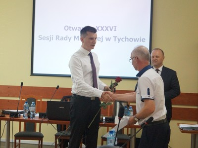 Ślubowanie nowego Radnego Rady Miejskiej w Tychowie. Przewodniczący Rady Miejskiej Paweł Kowalski przekazuje gratulacje Radnemu Mirosławowi Surdykowi.