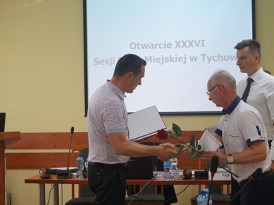 Na zdjęciu Burmistrz Tychowa Robert Falana przekazuje gratulacje Radnemu Mirosławowi Surdykowi.