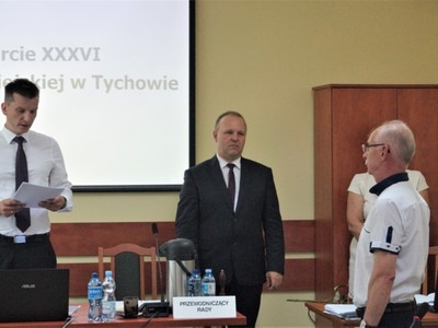 Na zdjęciu Przewodniczący Rady Miejskiej Paweł Kowalski, Wiceprzewodniczący Rady Dariusz Michalak oraz nowy Radny Rady Miejskiej Mirosław Surdyk.