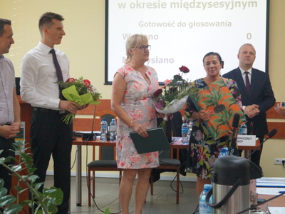 Na zdjęciu od lewej Burmistrz Tychowa, Przewodniczący Rady Miejskiej, Anna Rydzkowska, Genowefa Kuczmera, Dariusz Michalak oraz Lech Balewski.