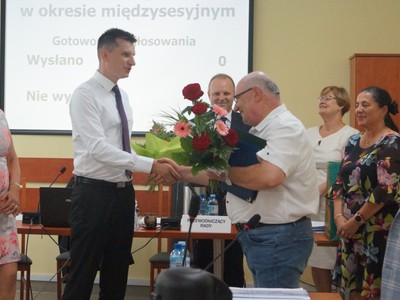 Przewodniczący Rady Miejskiej wręcza kwiaty i dziękuje Panu Lechowi Balewskiemu. 