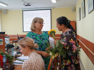 Dyrektor Przedszkola Genowefa Kuczmera wręcza kwiaty i dziękuje Pani Skarbnik Leokadii Sas.