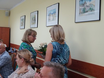 Dyrektor SP Katarzyna Kalbarczyk oraz Dyrektor GOK Lucyna Michalak wręczają kwiaty i dziękuje Pani Skarbnik Leokadii Sas.