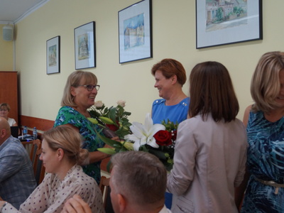 Dyrektor SP Katarzyna Kalbarczyk oraz Dyrektor GOK Lucyna Michalak wręczają kwiaty i dziękuje Pani Skarbnik Leokadii Sas.