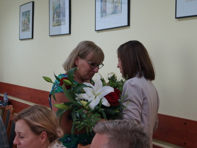 Kierownik GOSiGK Żaneta Zienkiewicz wręcza kwiaty i dziękuje Pani Skarbnik Leokadii Sas.