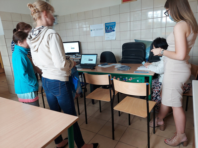 Na zdjęciu od lewej mieszkańcy Kowalek oraz pracownik Urzędu Miejskiego w Tychowie Marta Kuczko. Podczas Mobilnego Punktu Spisowego.