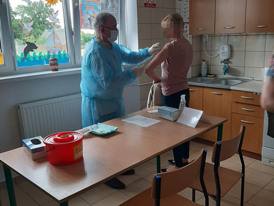 Zdjęcie przedstawia mieszkankę Kowalak podczas szczepienia  przeciwko COVID-19.