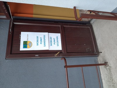 Zdjęcie przedstawia drzwi wejściowe do świetlicy wiejskiej w Kowalkach.