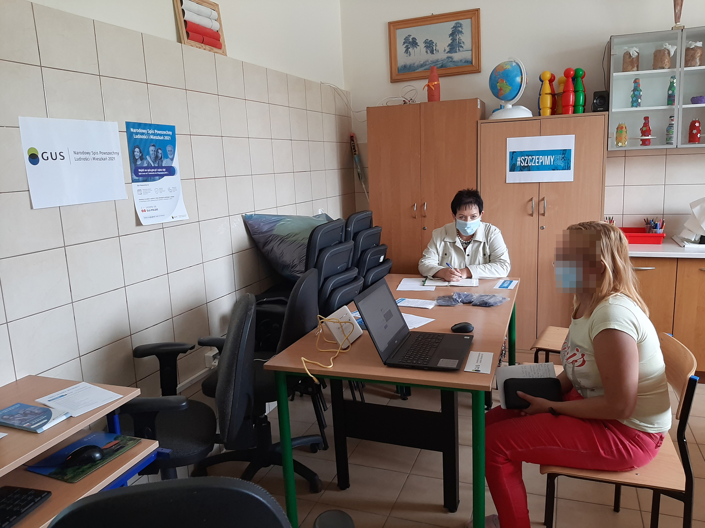 Na zdjęciu mieszkanka Kowalek oraz pracownik Urzędu Miejskiego w Tychowie Renata Przygodzka.