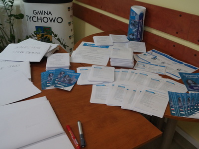 Na zdjęciu ulotki #szczepimy się oraz Narodowy Spis Powszechny Ludności