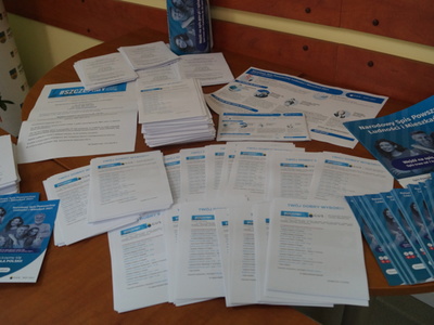 Na zdjęciu ulotki #szczepimy się oraz Narodowy Spis Powszechny Ludności