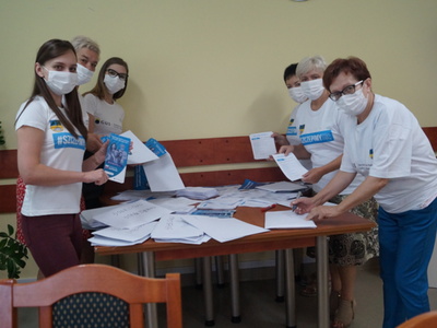 Na zdjęciu pracownicy Urzędu Miejskiego w Tychowie pakujący ulotki.