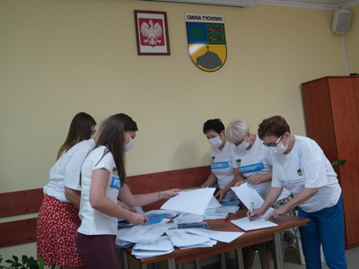 Na zdjęciu pracownicy Urzędu Miejskiego w Tychowie pakujący ulotki.