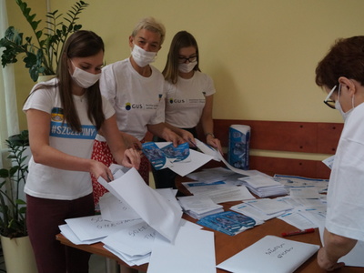 Na zdjęciu pracownicy Urzędu Miejskiego w Tychowie pakujący ulotki.