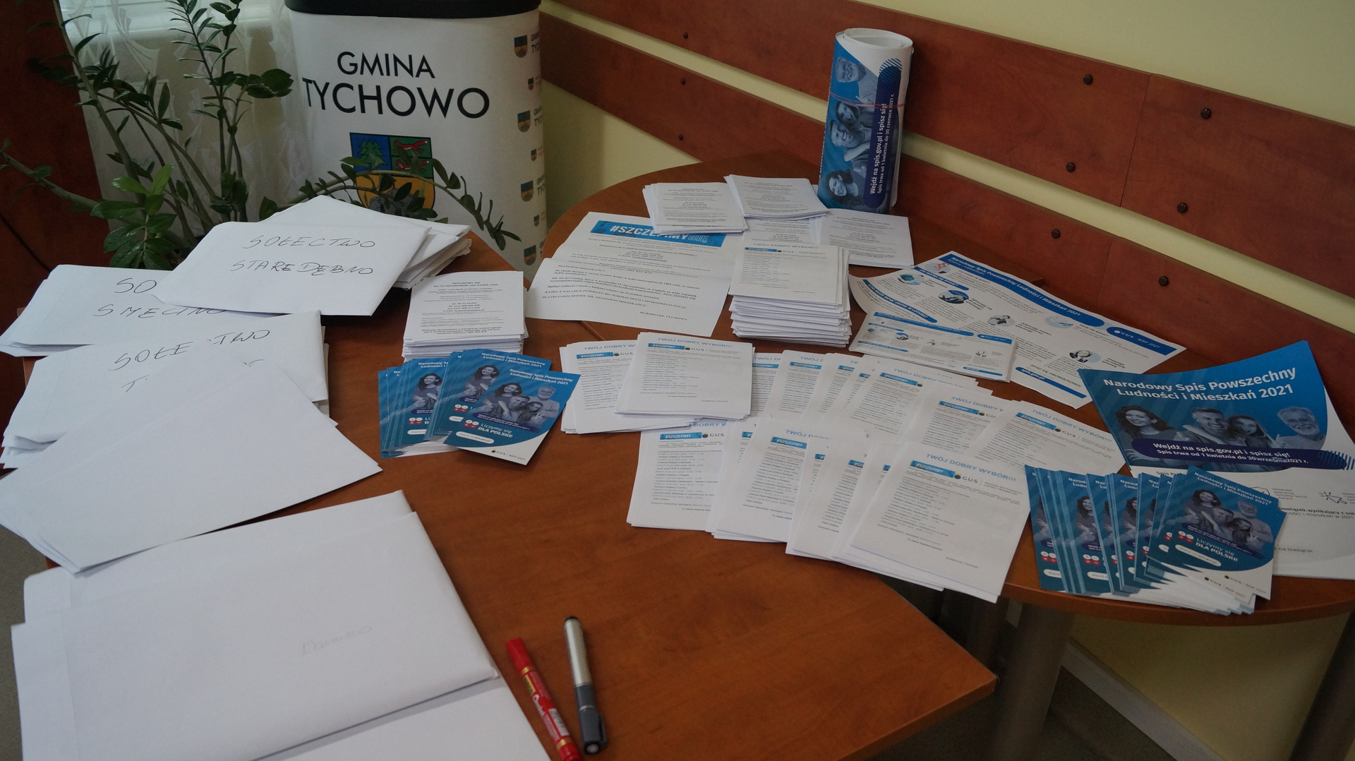 Na zdjęciu ulotki #szczepimy się oraz Narodowy Spis Powszechny Ludności