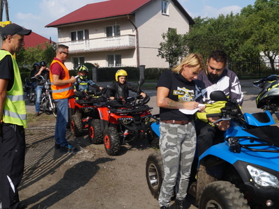 Na zdjęciu Pan Krzysztof Niemiec i Pani Marzena Rakowska,  pomagają przybyłym uczestnikom zlotu wypełnić oświadczenia COVID-19.