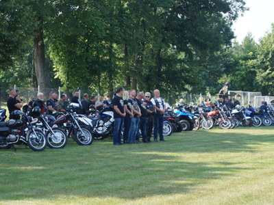 Zdjęcie przedstawia grupę uczestników zlotu z motorami.