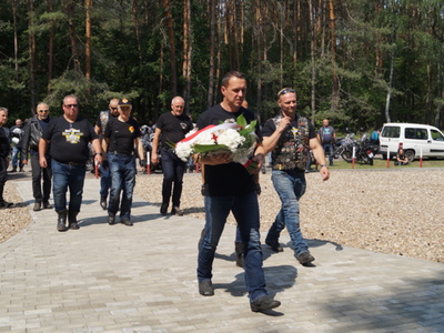 Na zdjęciu przedstawiciele stowarzyszeń przybyłych na zlot oraz organizatorzy Dariusz Kozajda, Burmistrz Robert Falana oraz Maciej Dankowski.