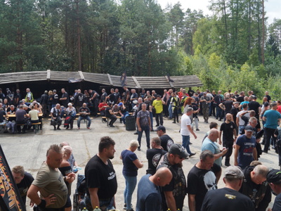 Zdjęcie przedstawiające przybyłych uczestników zlotu, na placu przy bunkrach Muzeum Zimnej Wojny w Podborsku.