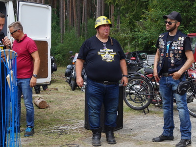 Na zdjęciu od lewej; burmistrz Robert Falana, Krzysztof Niemiec, Dariusz Kozajda oraz uczestnik zlotu. 