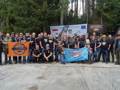 Zdjęcie grupowe przedstawiające uczestników IV Motoatomowego Zlotu Motocyklowego na placu przy bunkrach atomowych w Podborsku.