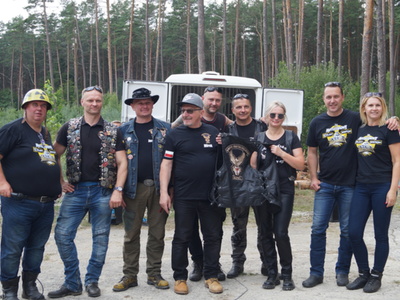 Na zdjęciu od prawej: Pani Monika Falana, burmistrz Robert Falana, Grupa Motocyklowa Kępice, Maciej Dankowski oraz Dariusz Kozajda.